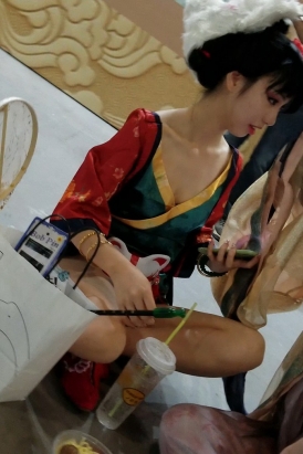 4K - 漫展cos的美眉, [1.19 GB/MP4]