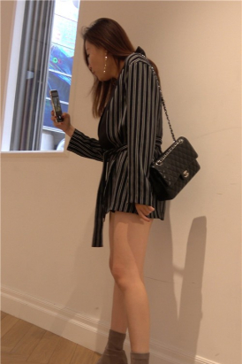 4K - 非常有气质的街拍美腿条纹裙美女姐姐 [1.71 GB/MP4]